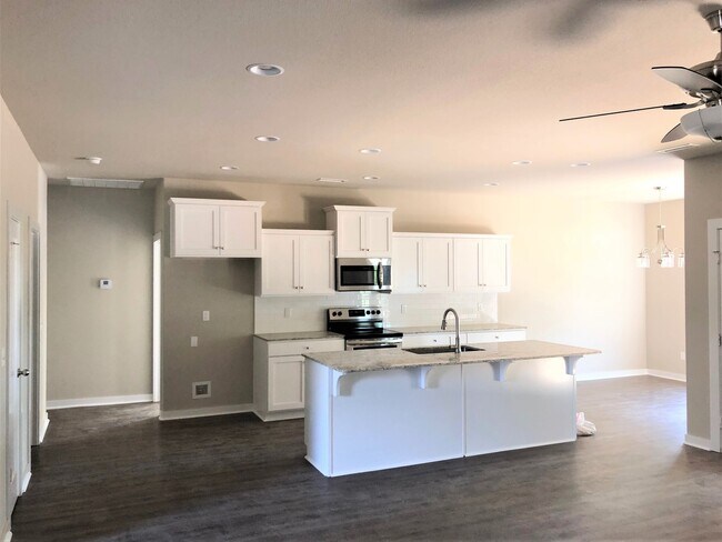 Foto del edificio - Be a Part of This Neighborhood in Farmington Heights!!!