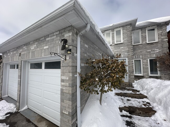 Building Photo - Spacious Main-Level of a Detached Home (4 ...