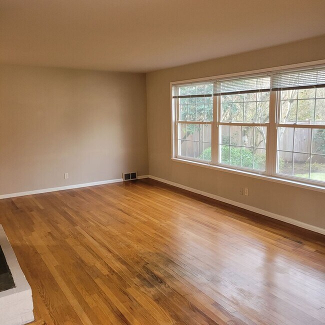 Building Photo - 3 Bedroom Rambler in Bellevue
