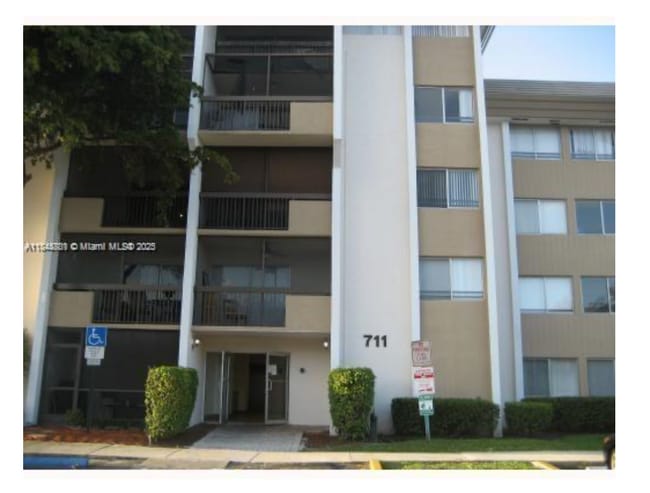 Building Photo - 711 N Pine Island Rd