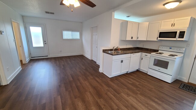 Building Photo - 244 W Woodland Ln