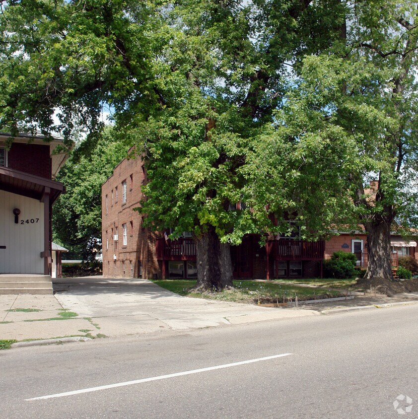 Foto del edificio - 2413 Cleveland Ave NW