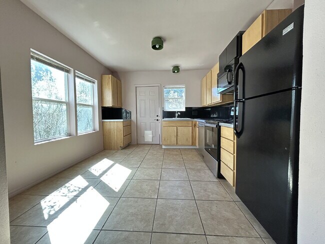 Building Photo - Indulge in the charm and comfort of a cozy, inviting home!