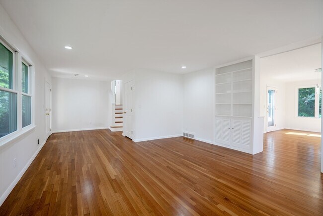 Foto del edificio - 324 Nashoba Rd
