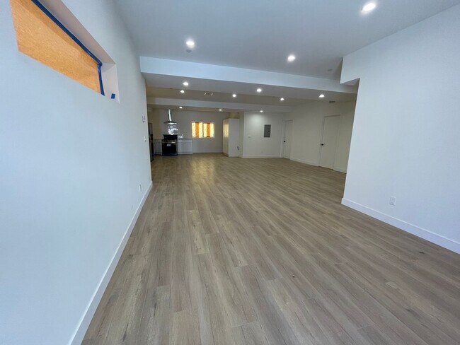 Foto del edificio - JUST COMPLETED MODERN TOWNHOMES! Never Lived In!