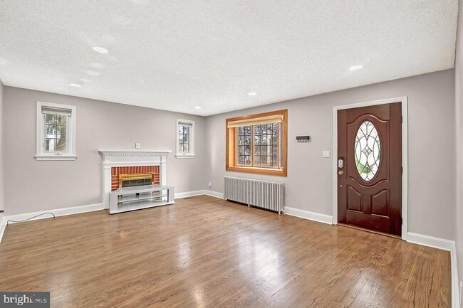 Building Photo - 32 Cranbury Rd