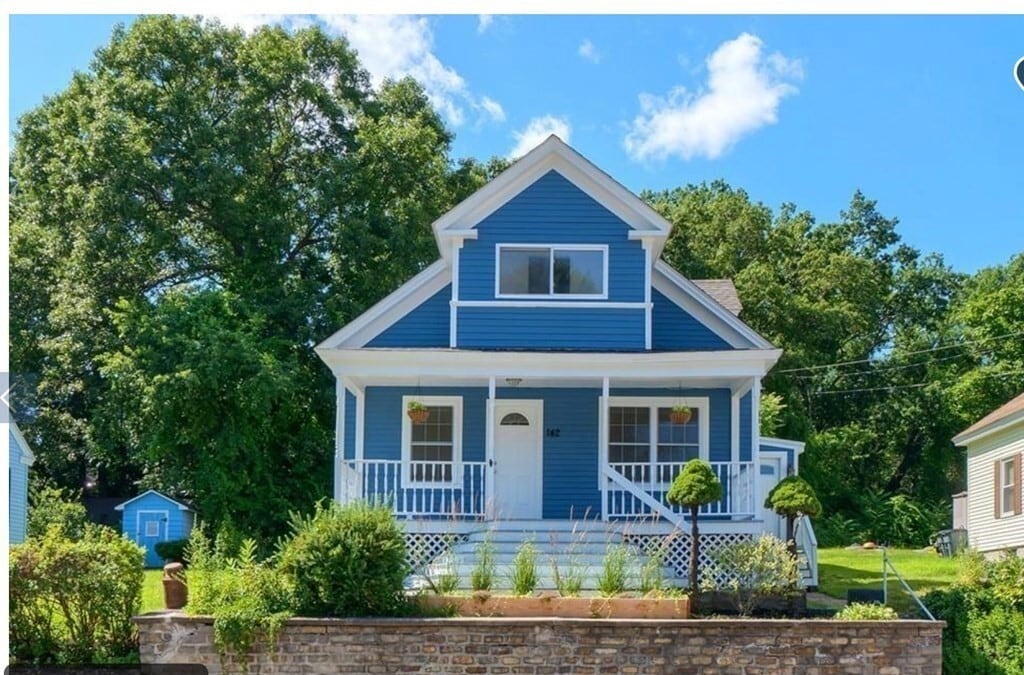 Primary Photo - 142 E Meadow Rd