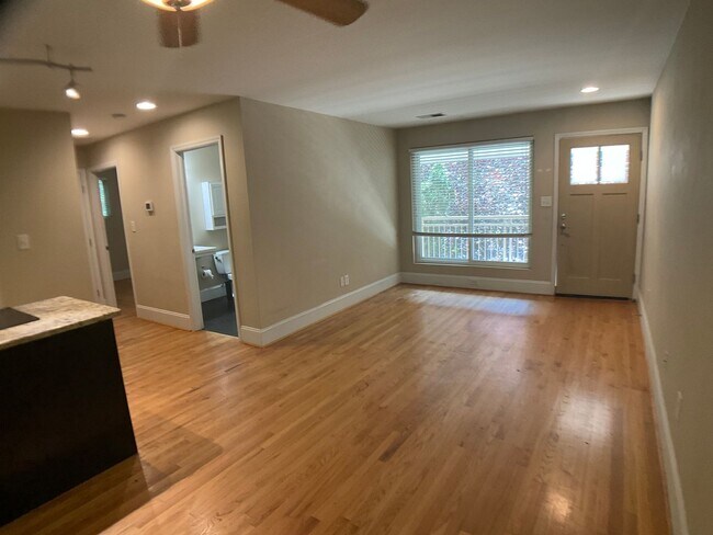 Foto del edificio - Gorgeous 2 Bed Condo in the heart of Carrboro!