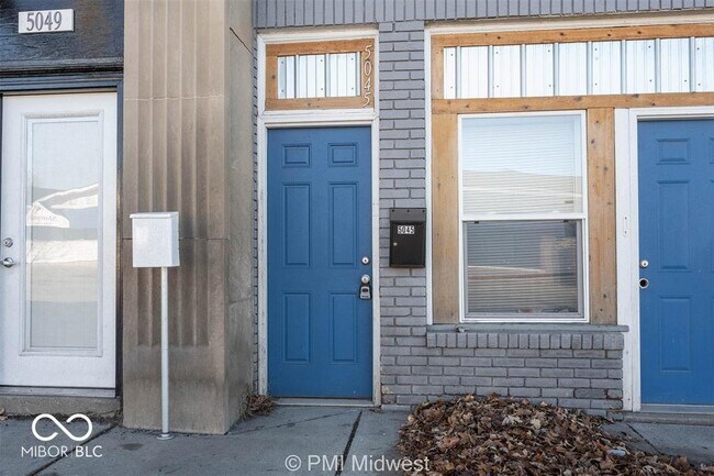 Foto del edificio - 5045 E 10th St