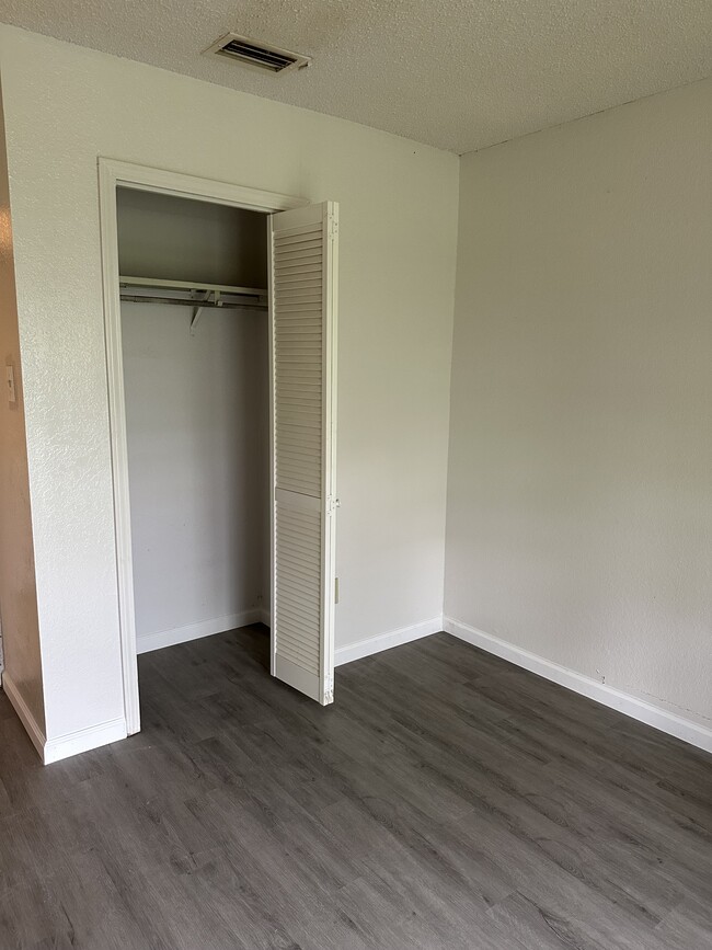 Foto del edificio - 1513 Lavendale Ln