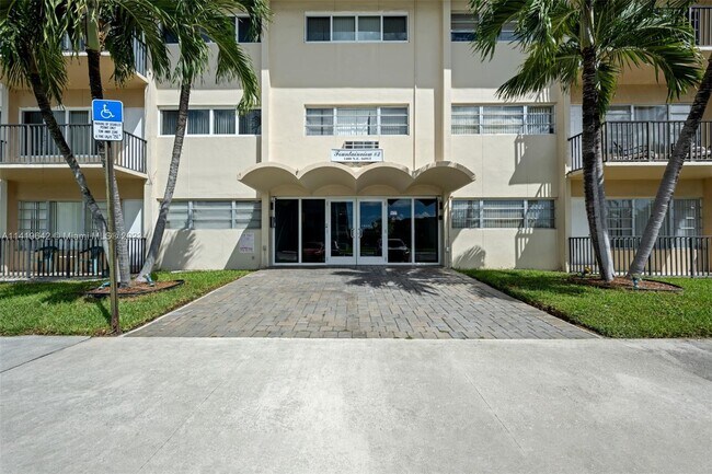 Building Photo - 1400 NE 169th St