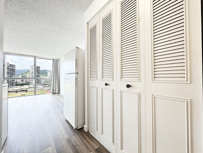Foto del edificio - Waikiki Condo with One Assigned Parking Space
