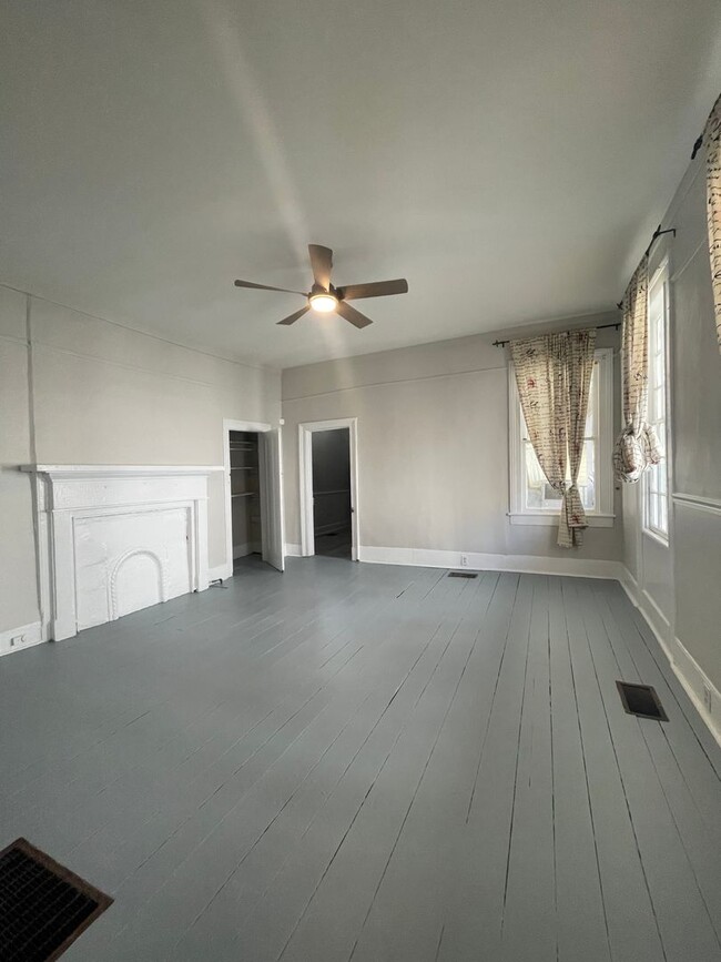 Building Photo - Downtown Charleston Apartment!