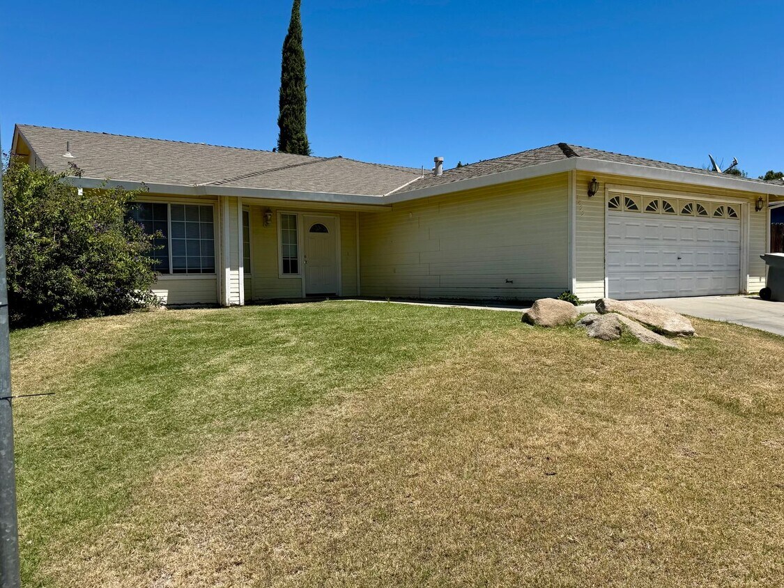 Foto principal - Nice 3 bed 2 bath house on a corner lot, a...
