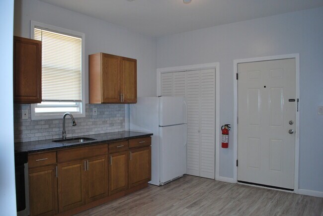Building Photo - 473 Avon Ave