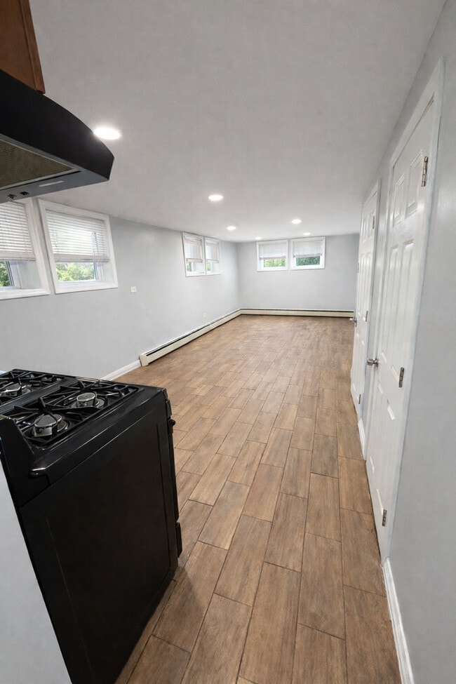 Building Photo - 5518 W Melrose St