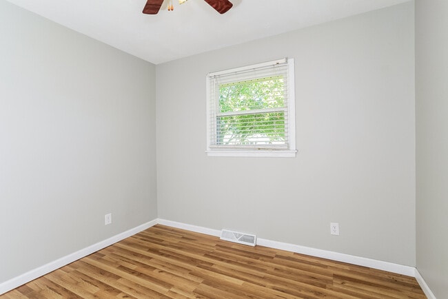 Building Photo - 615 Kenwood Pl