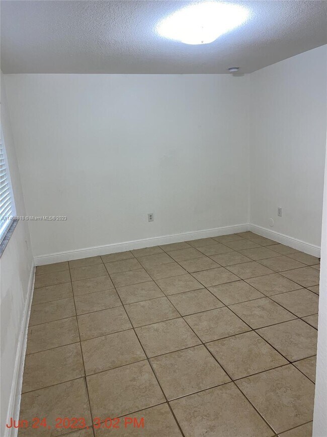 Foto del edificio - 5881 NW 32nd Ave