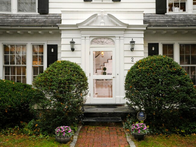 Building Photo - 2 Quintard Ave