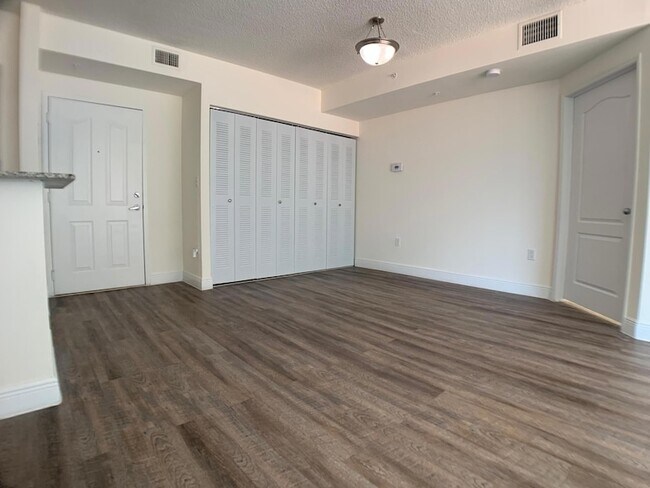 Foto del edificio - 16900 N Bay Rd