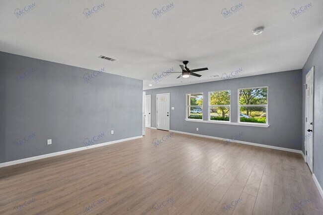 Foto del edificio - Fully Renovated 3-bed 2-bath Home in Casa ...