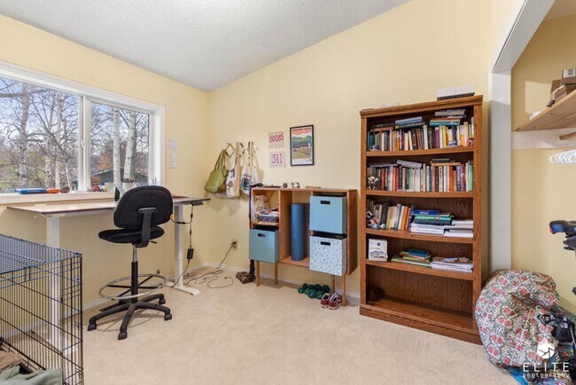 Foto del edificio - 5 Bedroom | 2.5 Bath | 2 car garage | Fenc...