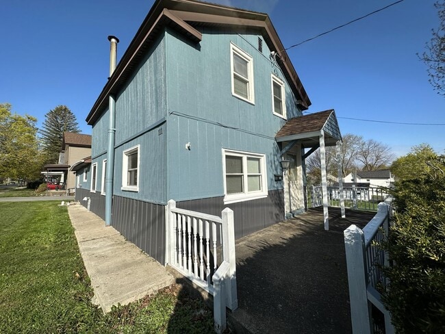 Building Photo - 2 Story Move In Ready Home in Oswego!