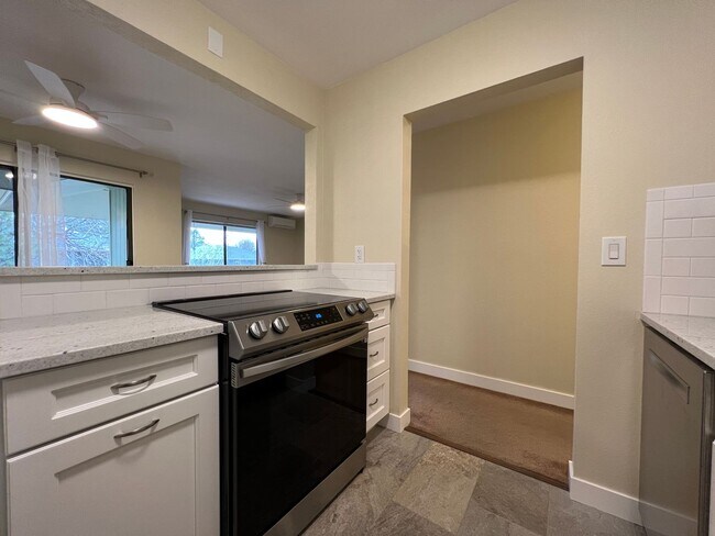 Building Photo - Charming 2 bed 1 bath Upper Level Condo in...