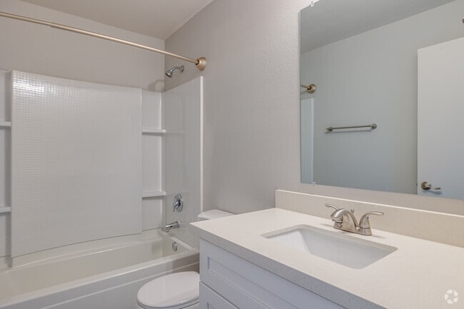2BR, 1BA - 864SF - Bathroom - Peoria Grand Apartments