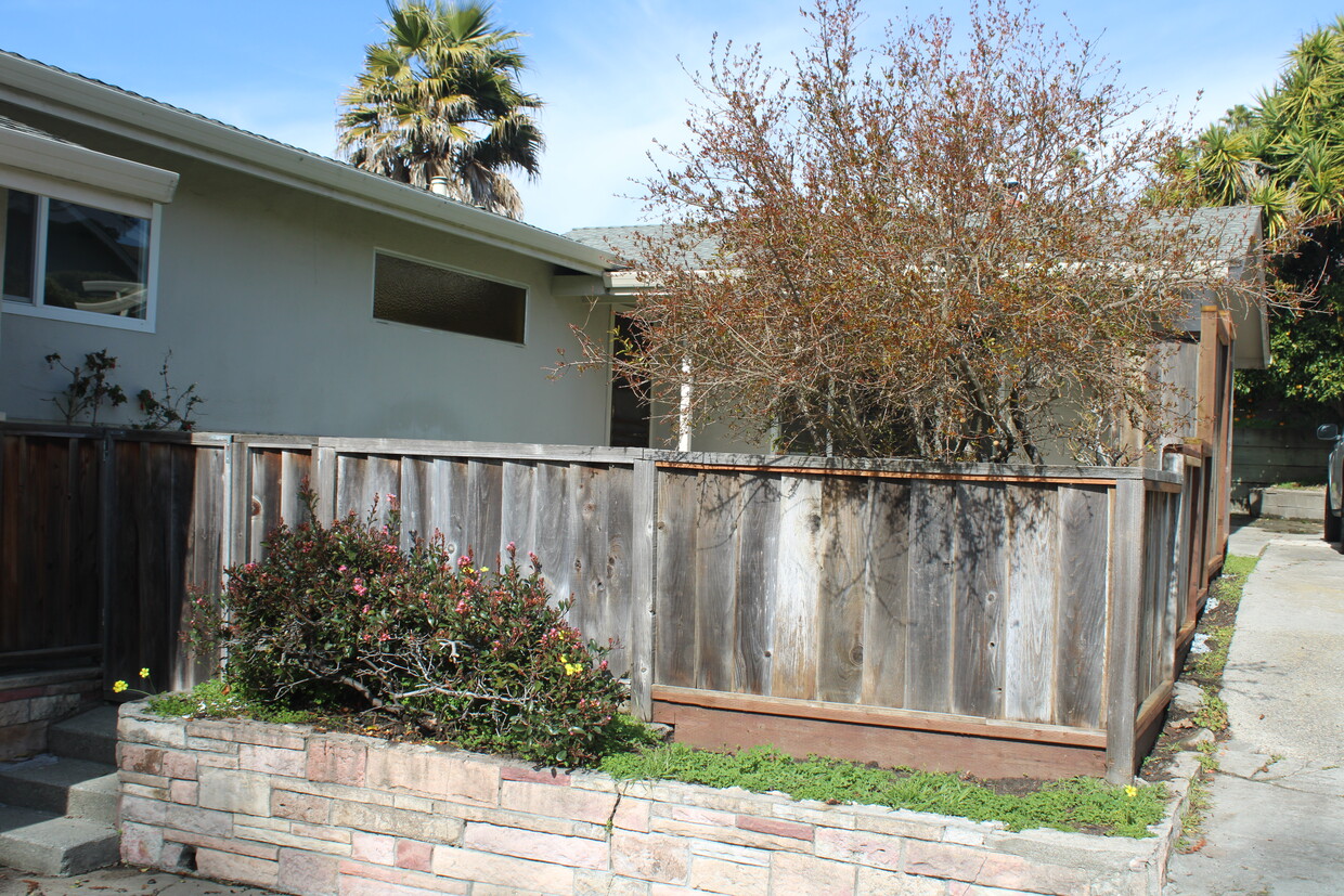 fenced front yard - 408 Pine St