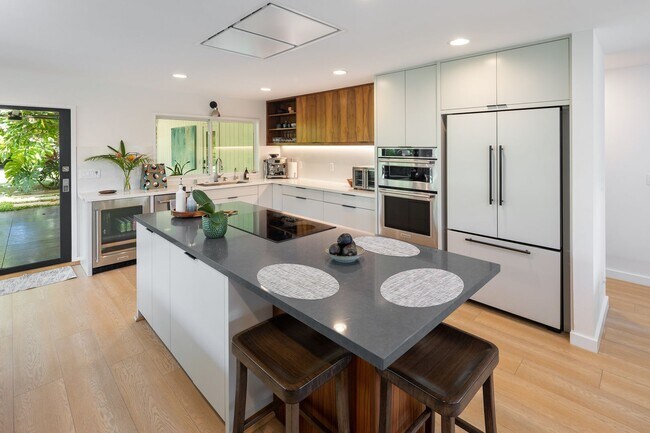 Foto del edificio - Renovated Kahala Retreat: 3-Bed Home + Stu...