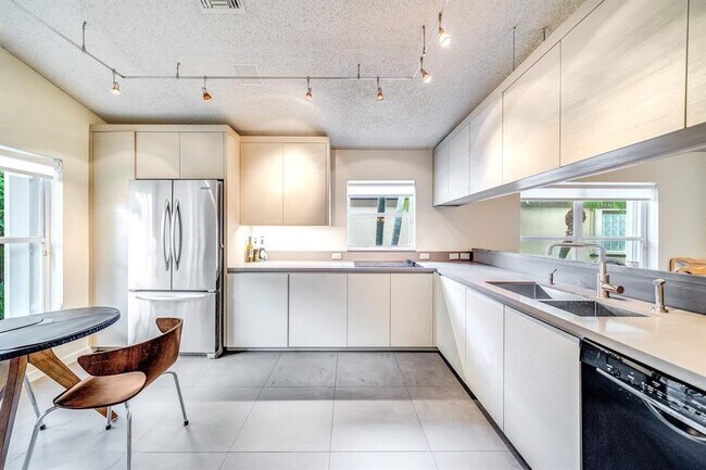 Foto del edificio - 7638 Charing Cross Ln