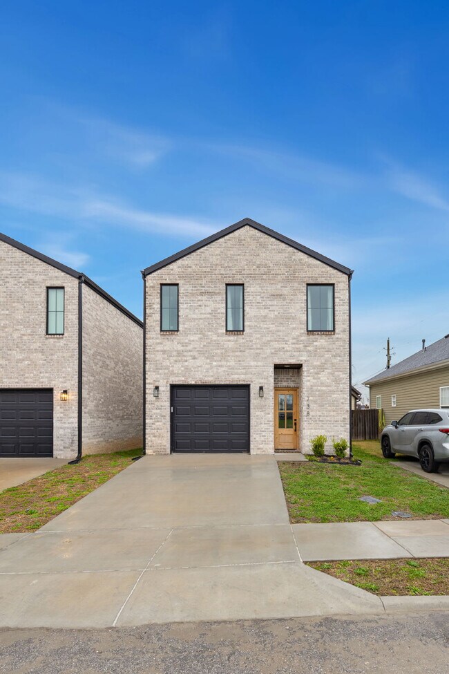 Building Photo - 738 N 5th St