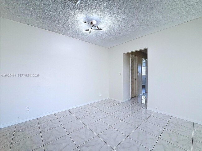 Foto del edificio - 8900 W Sample Rd