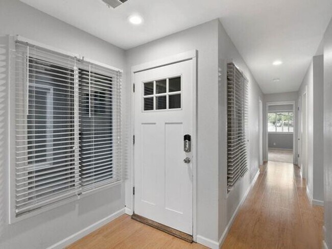 Foto del edificio - Bright & Beautiful 4-bed, 2-bath Home in S...