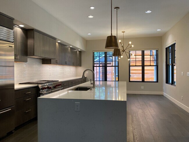 Foto del edificio - Luxury Lake Oswego Townhome In First Addit...