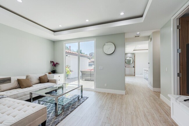 Foto del edificio - 10068 Russell Ave