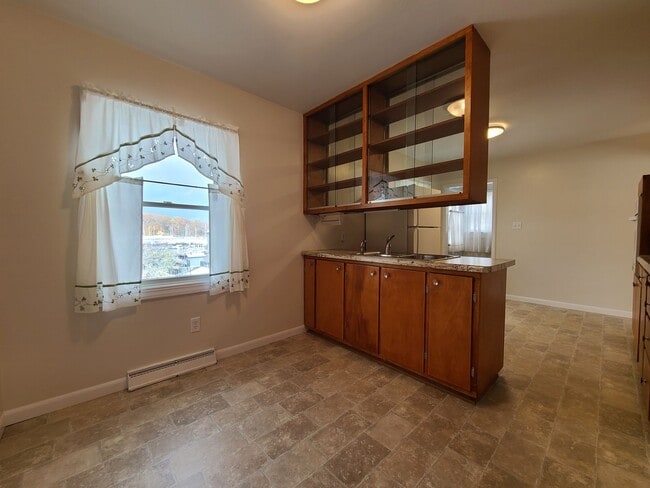 Building Photo - Two Bedroom House in South Haven on Black ...