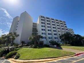 Building Photo - 8817 S Thomas Dr