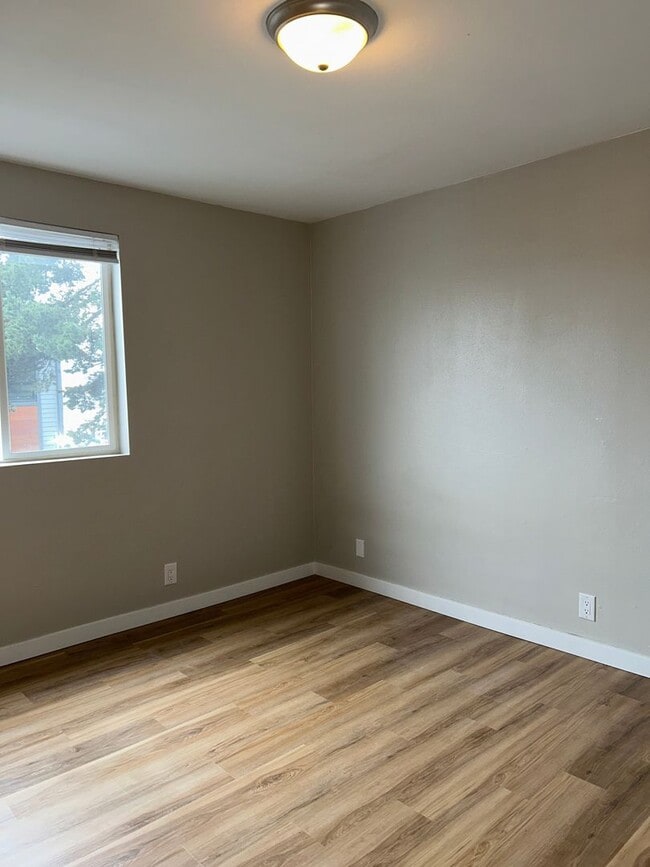 Building Photo - Ground Floor - Fully Remodeled 1 BD/ 1 BA!!