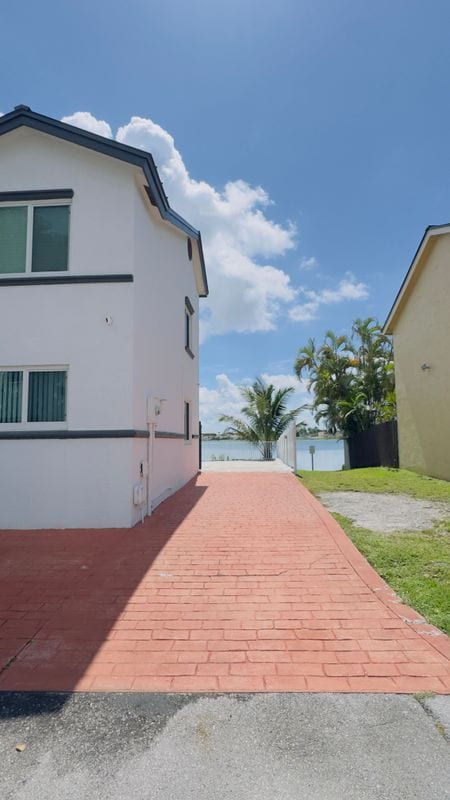 Foto del edificio - 845 NW 126th Ct