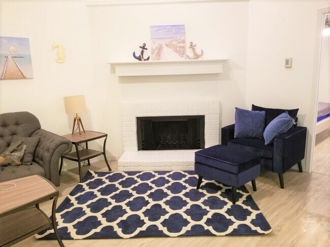 Foto del edificio - 6646 E Lovers Ln