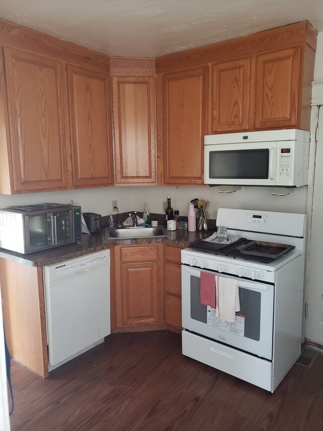 113.5 Kitchen - 113 Louis St