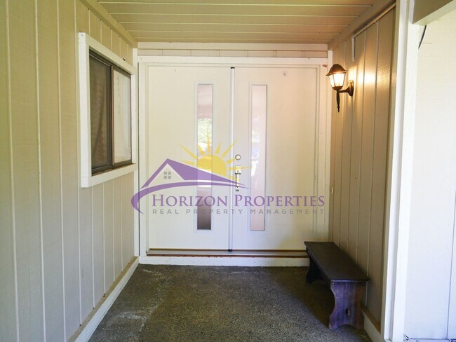Foto del edificio - Remodeled 3 Bed 2 Bath 1,595 Sq Ft Fair Oaks Home