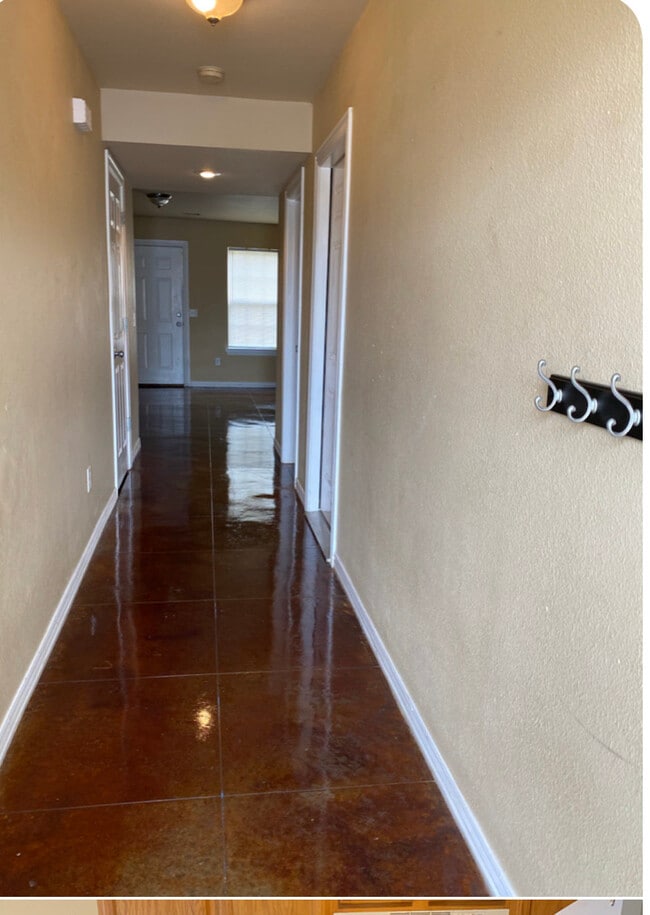 entry hallway - 2910 Meridian Plz