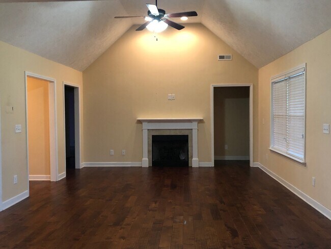 Building Photo - Awesome! 3 bedroom 2 Bath with Bonus