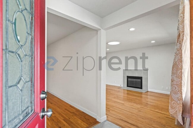 Building Photo - Unit