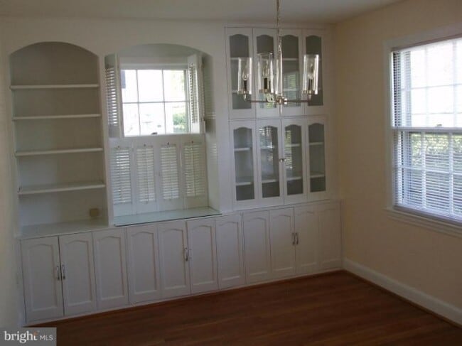 Building Photo - 9912 Dickens Ave
