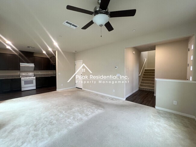 Building Photo - Updated Elk Grove 3bd/2.5ba House in Gated Community!