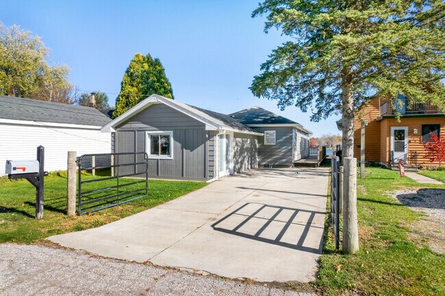 Building Photo - 715 Vistula Rd